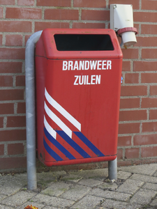 906684 Afbeelding van een afvalbak met de tekst 'BRANDWEER ZUILEN', bij de Brandweerpost Zuilen (Burgemeester ...